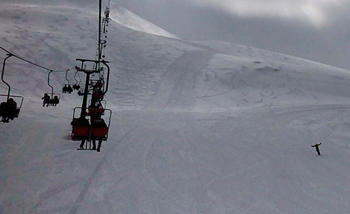 Korku dolu anlar! Tatilciler havada mahsur kaldı