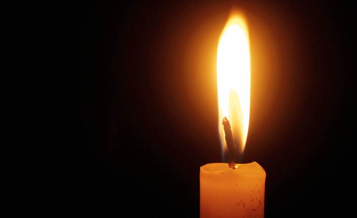 Elektrikler kesilince mum yerine yanlışlıkla dinamit yaktı