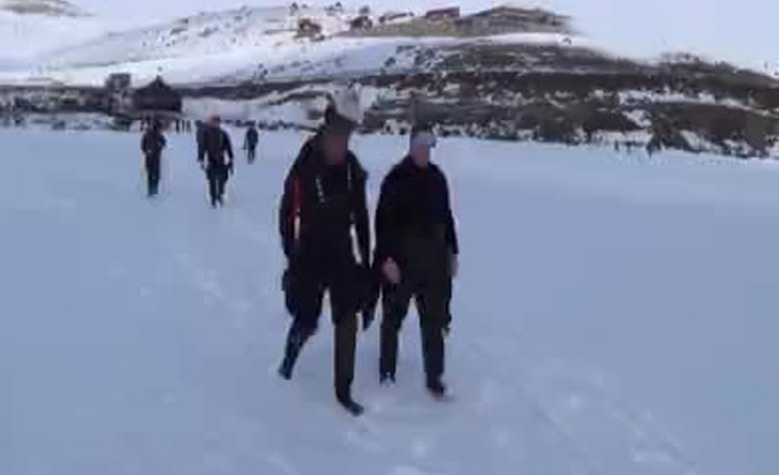 Buzu kırıp suda çekim yaptılar