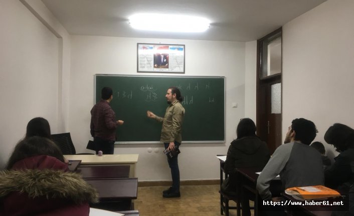 Türklerin ilk alfabesini öğreniyorlar 