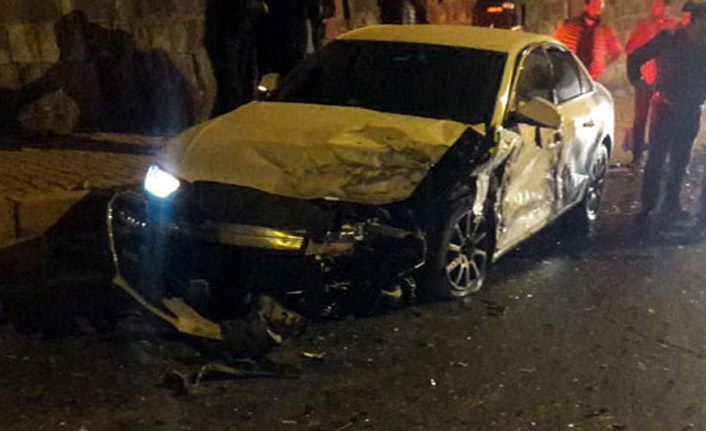 İki araç çarpıştı, ölü ve yaralılar var