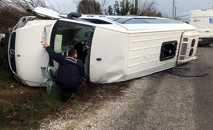 Şoför kalp krizi geçirdi Öğrenci servisi devrildi