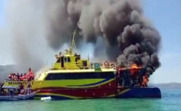 Yanan feribotta can pazarı