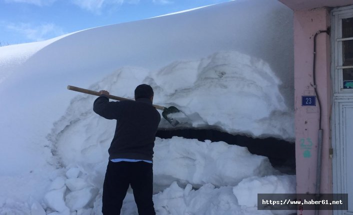 Kara gömülen evi  kepçe ile kurtardılar