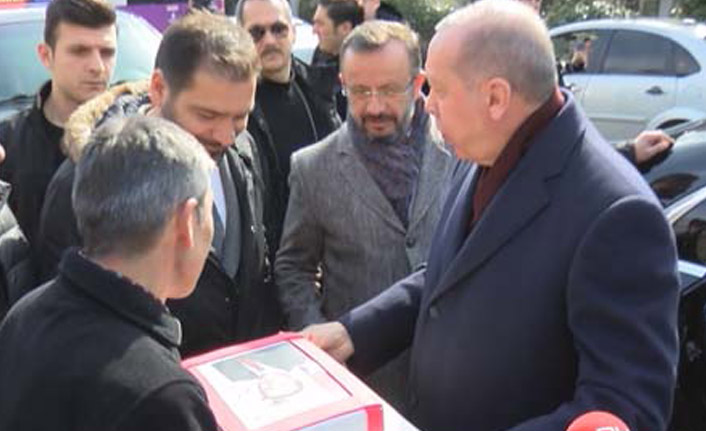 Cumhurbaşkanı Erdoğan'a evinin önünde doğum günü sürprizi