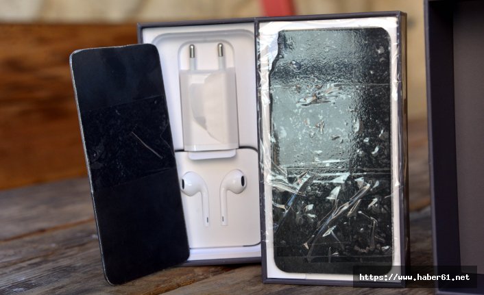 Metal parçasını kesip, cep telefonu diye sattı