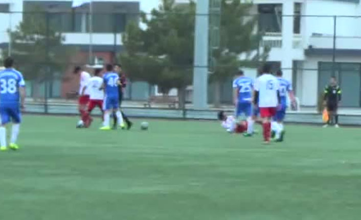 Amatör maçta birbirlerine girdiler