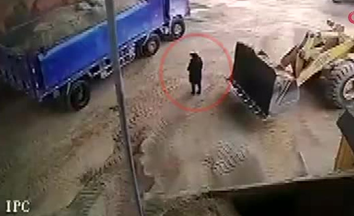 İnanılmaz kaza! Kadın kepçeye düştü ve...