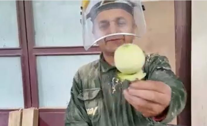 Böyle elma soyma görmediniz