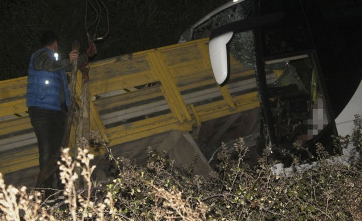 Yolcu otobüsü ile kamyon çarpıştı: 2 ölü, 7 yaralı