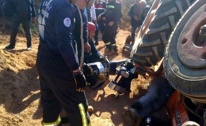 Kullandığı traktörün altında can verdi!