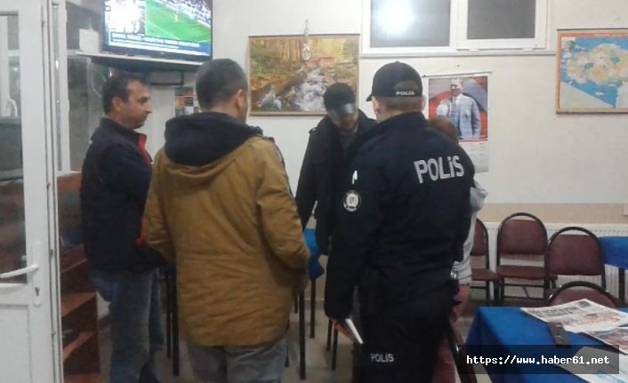 Kahvehanede çay içeriken neye uğradığını şaşırdı