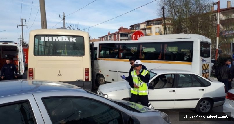 Öğrenci servisi ile midibüs kafa kafaya çarpıştı