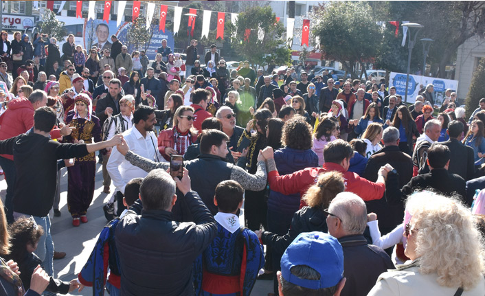 ‘19 Mayıs Meydanı’ nı halay çekerek açtılar