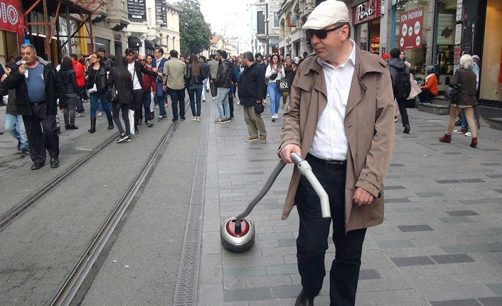 Temizlik takıntısına dikkat çekmek için bakın ne yapıyor