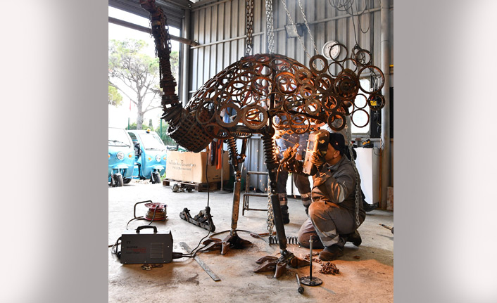 Hurdadan yaptığı eserler herkesi şaşırtıyor