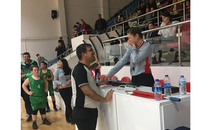 Hakemden hakeme sahada evlenme teklifi