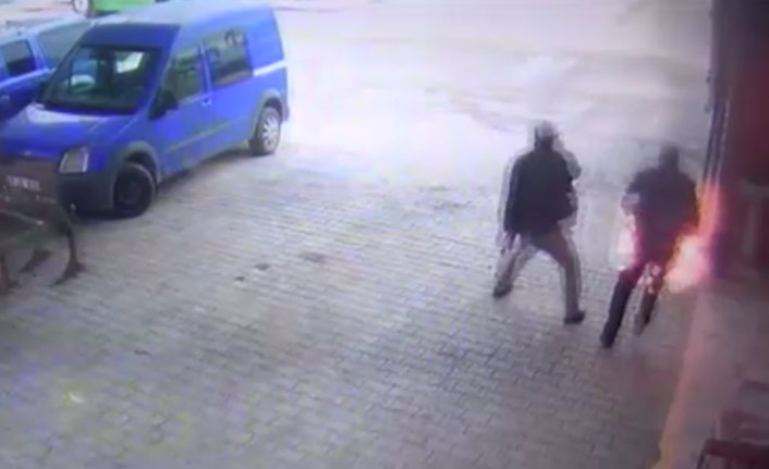 Sobayı tutuşturmak isterken kendini yaktı