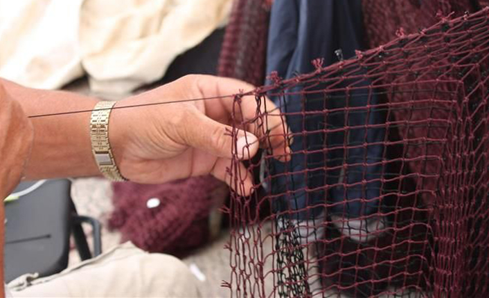 Sinop'ta balıkçıların ağ onarım mesaisi