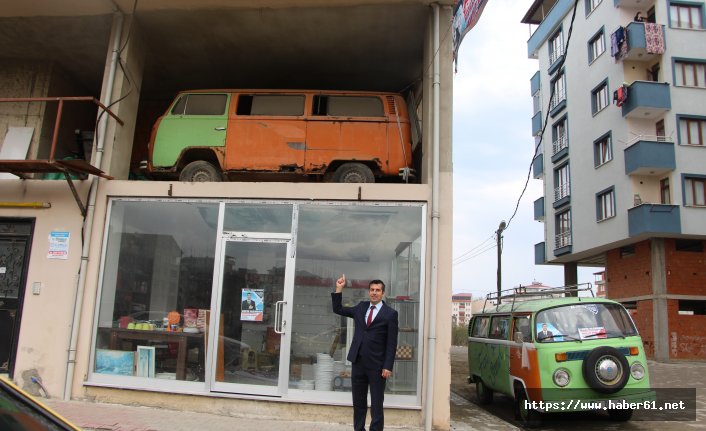 Binanın 2. katında bu arabayı görenler dönüp bir daha bakıyor