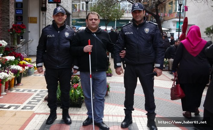 Maaşını çekmek için her ay polisi arıyor