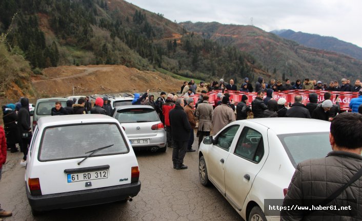 Çöp tesisini yol keserek protesto ettiler 