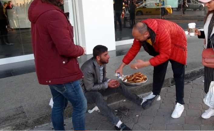 Taksim’de hayrete düşüren dilencilik yöntemi