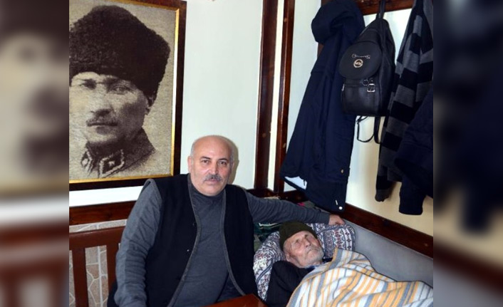 99 yaşındaki babasını her gün iş yerine götürüyor