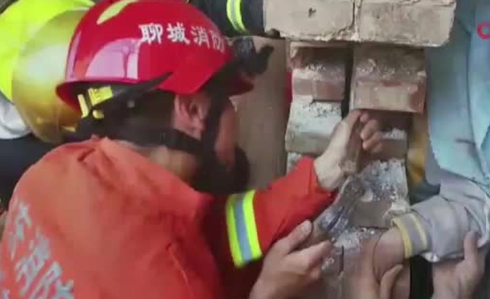 Çocuk iki duvarın arasına sıkıştı