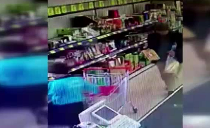 Yaşlı adam çocuktan düşen 100 lirayı alıp kaçtı