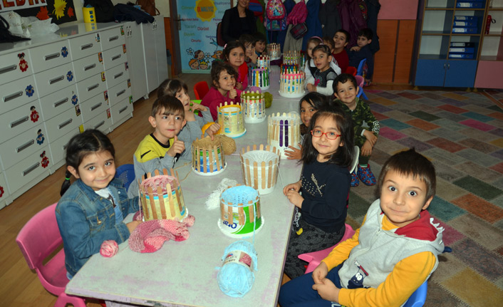 Yoğurt kabı yardımıyla ördükleri atkılarla el becerilerini geliştiriyorlar