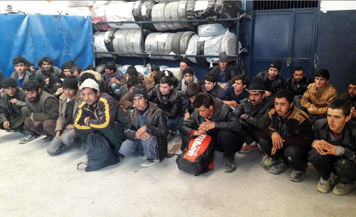 15 kişilik minibüste 40 kişi çıktı