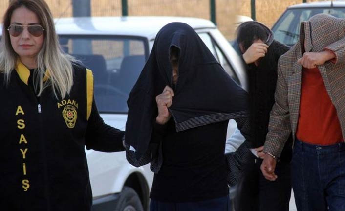 Eşinin sevgilisini başına taşla vurup öldürdü