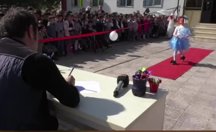 Bu da geri dönüşüm defilesi