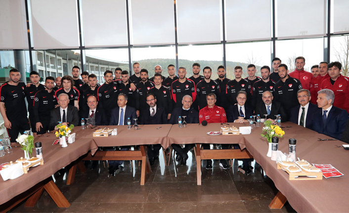 Binali Yıldırım'dan Milli Takım'a ziyaret