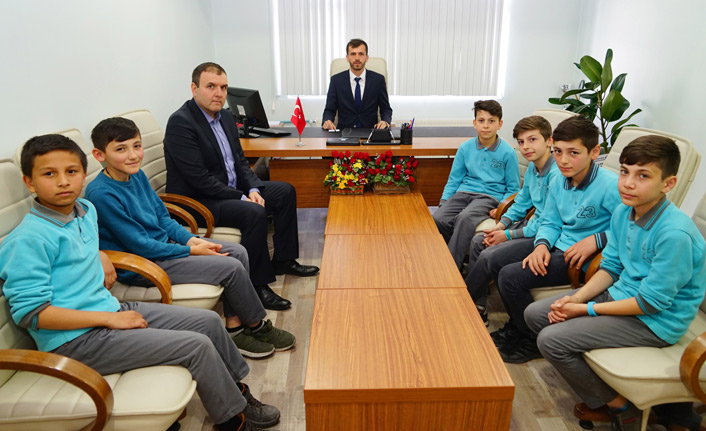 Camilere yapılan saldırıya üzülen öğrenciler, namaz kıldıkları camiyi temizlediler