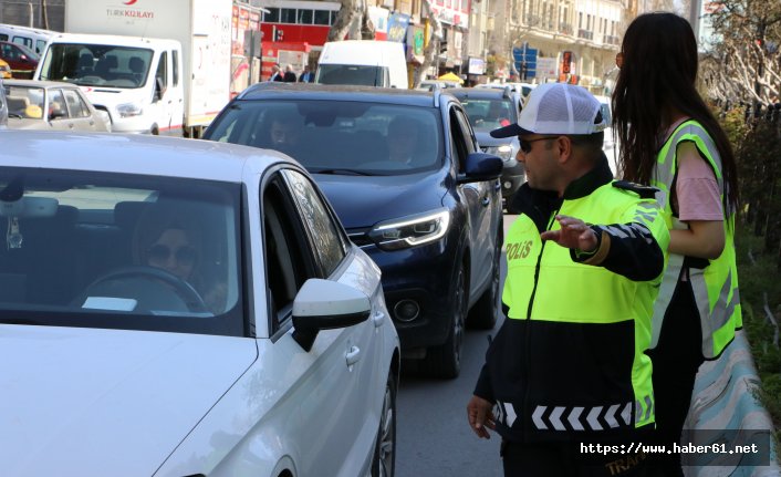  Trafik polislerinden yaya geçidi uygulaması 