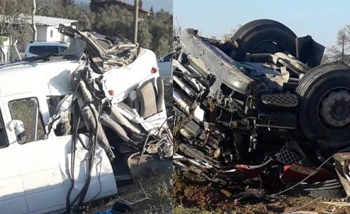 TIR yolcu minibüsüne çarptı!