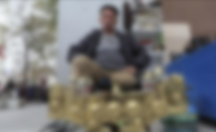 Giyemediği ayakkabıları boyayarak geçimini sağlıyor