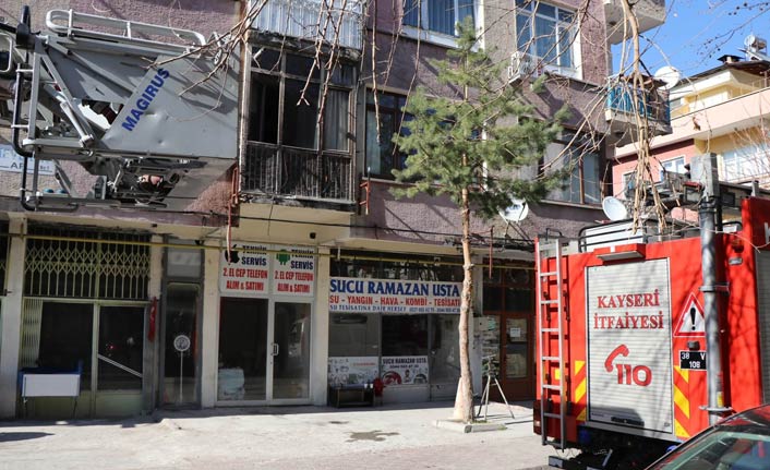 Kocasına kızıp evi ateşe verdi