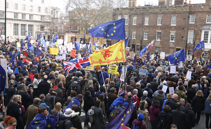 Brexit karşıtı 1 milyon İngiliz sokağa döküldü