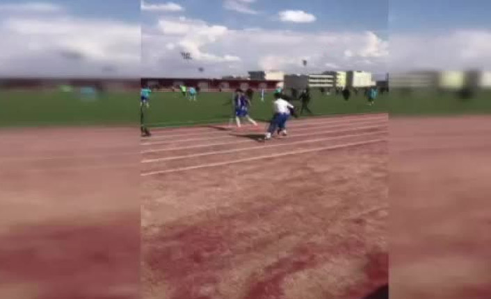 Amatör maçta saha savaş alanına döndü