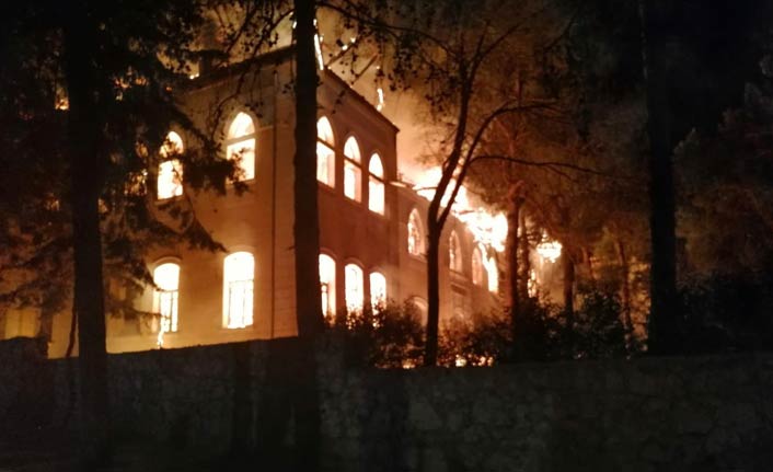 91 yıllık okul alevlere teslim oldu