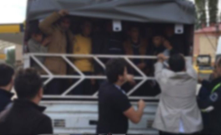 Park halindeki kamyonetin kasasından 60 göçmen çıktı