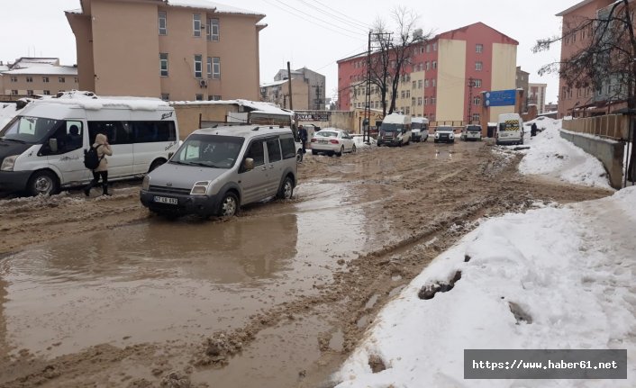 Yüksekova'da yollar göle döndü