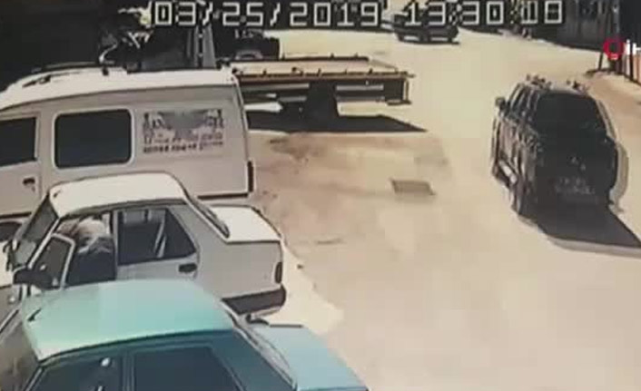 Motosikletle kamyonetin altına girdi, kılpayı kurtuldu