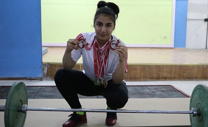 Süpürge sopasıyla başladığı halterde madalyalara abone oldu