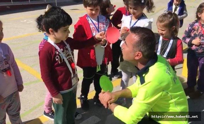 Minikler annelerini trafik polisine şikayet etti