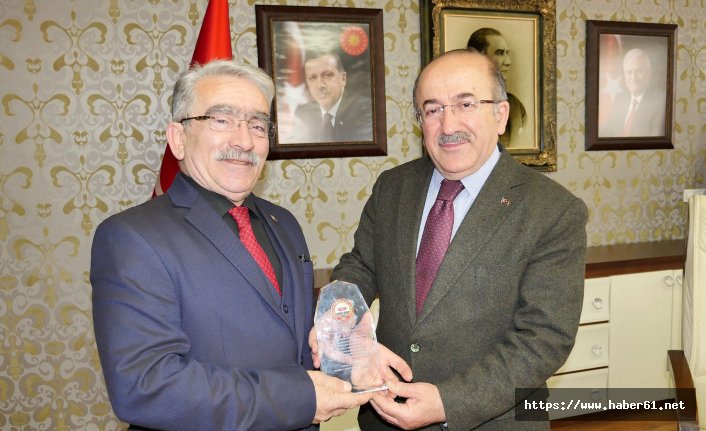 Gümrükçüoğlu'na teşekkür plaketi