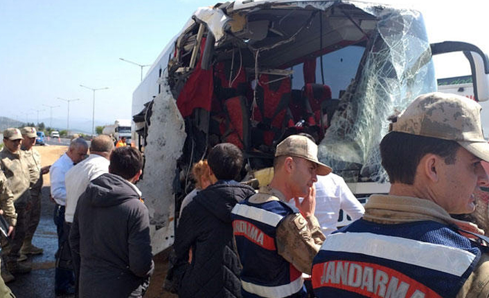 Yolcu otobüsü tıra çarptı!